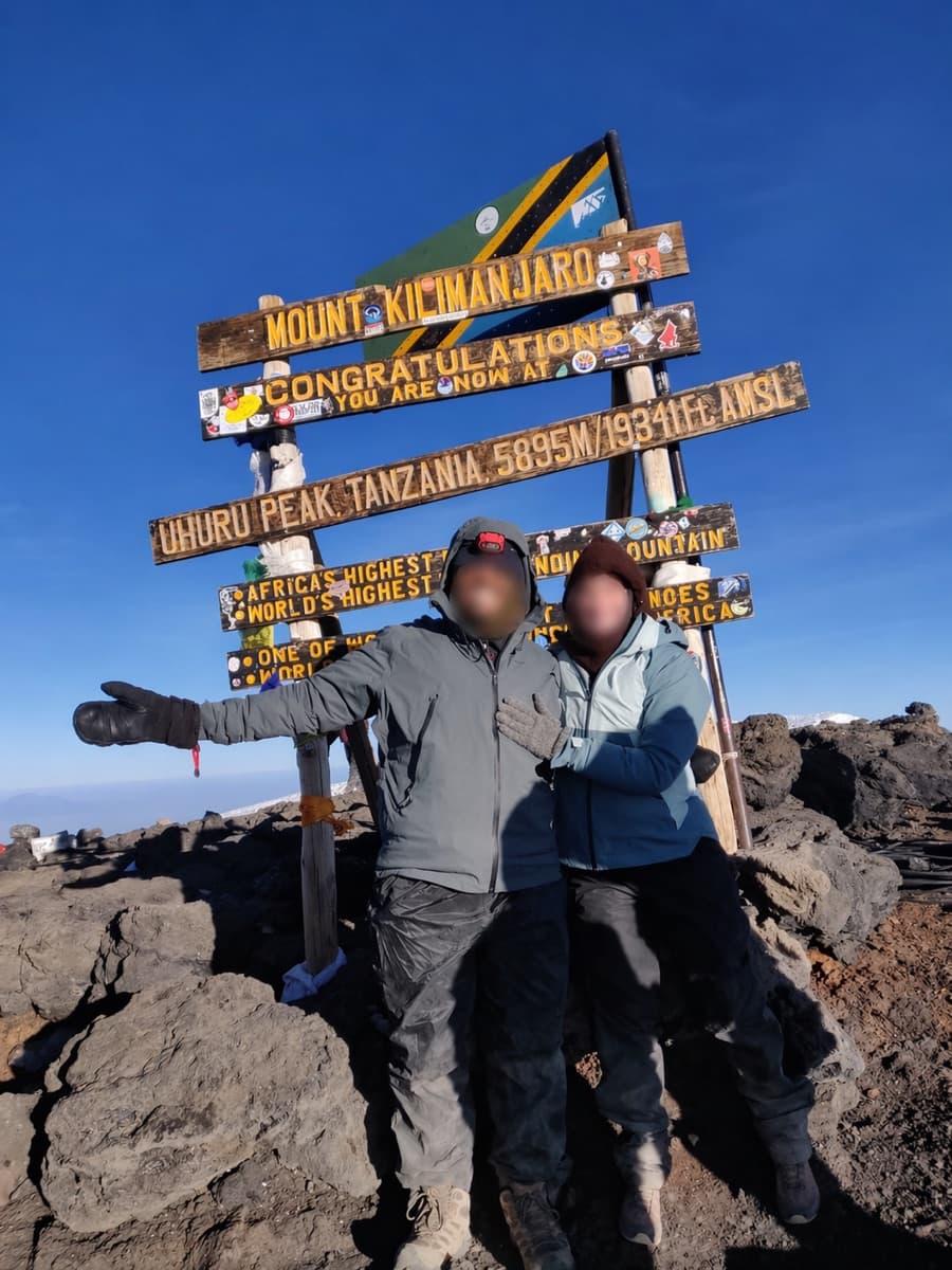 Sommet du Kilimandjaro, 5895 m — un client du coaching atteint le toit de l'Afrique